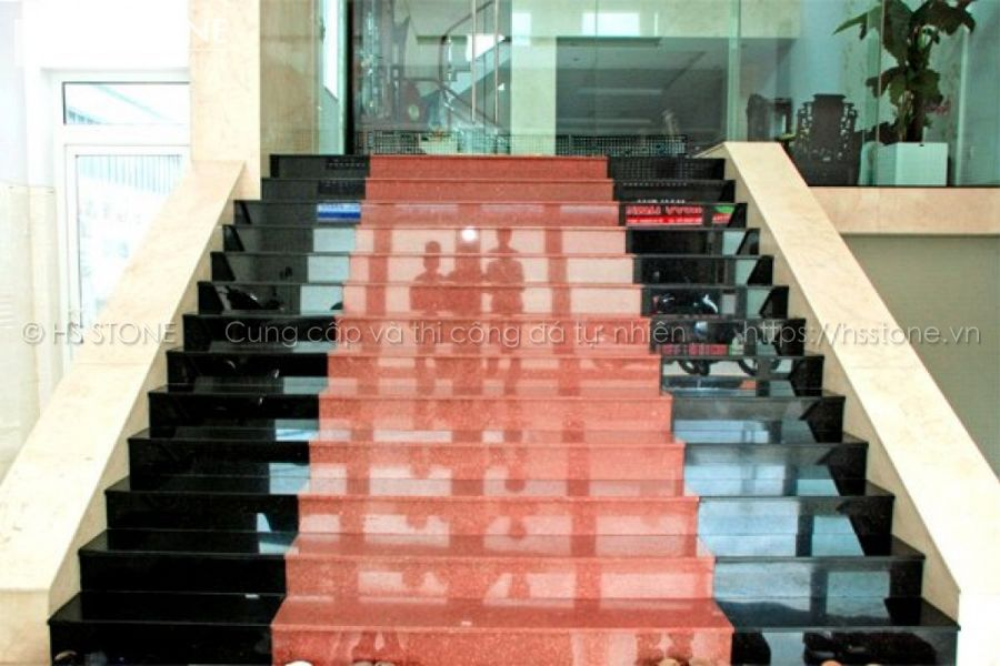 Đá granite ốp bậc thang màu đỏ kết hợp với đen mới lạ