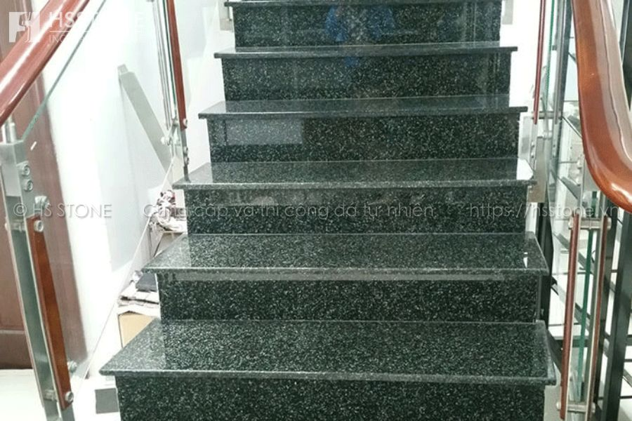 Mẫu đá granite ốp cầu thang màu xanh đen sang trọng