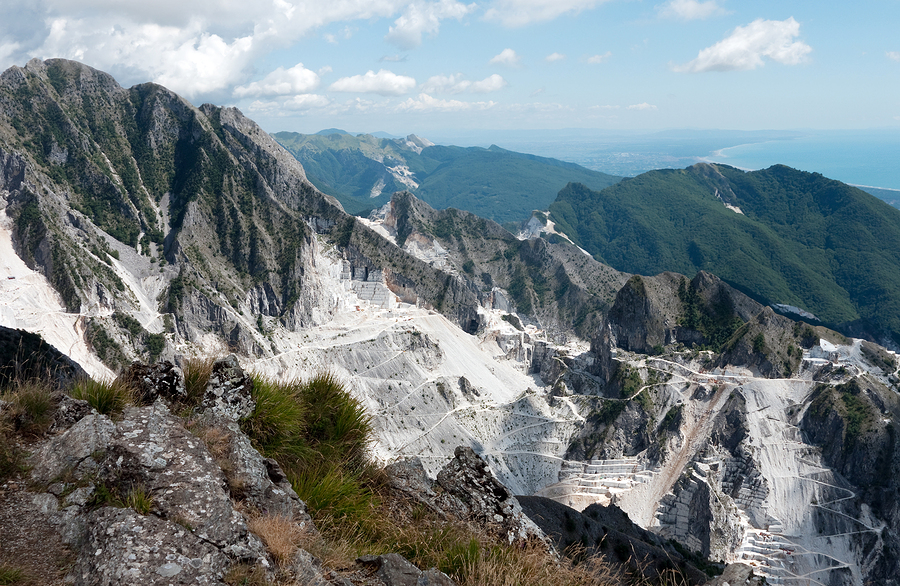 Vùng núi Apuan, Carrara của Italia nơi chứa các mỏ đá Calacatta White nổi tiếng
