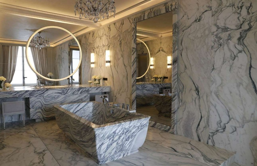 Phòng tắm trong khách sạn Hôtel de Crillon ở Paris (Pháp)