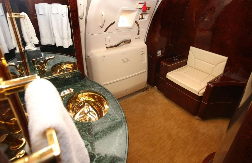 Phòng tắm trên chuyên cơ riêng Boeing 757 của Tổng thống Mỹ Donald Trump