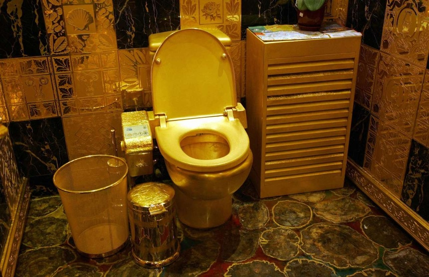 Phòng tắm siêu xa xỉ trong dinh thự Swisshorn Gold Palace được mạ vàng và đá quý