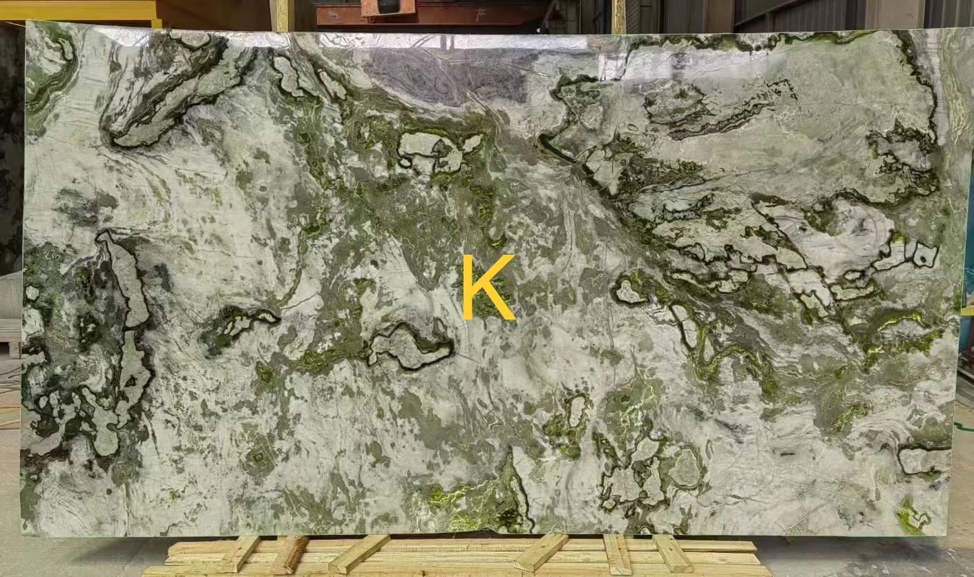 Các đường vân hoa văn uốn lượn độc đáo chỉ có thể tìm thấy ở đá Granite Basel Green 