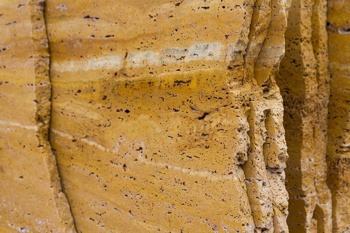 Bề mặt đá Travertine có rất nhiều lỗ hổng tự nhiên
