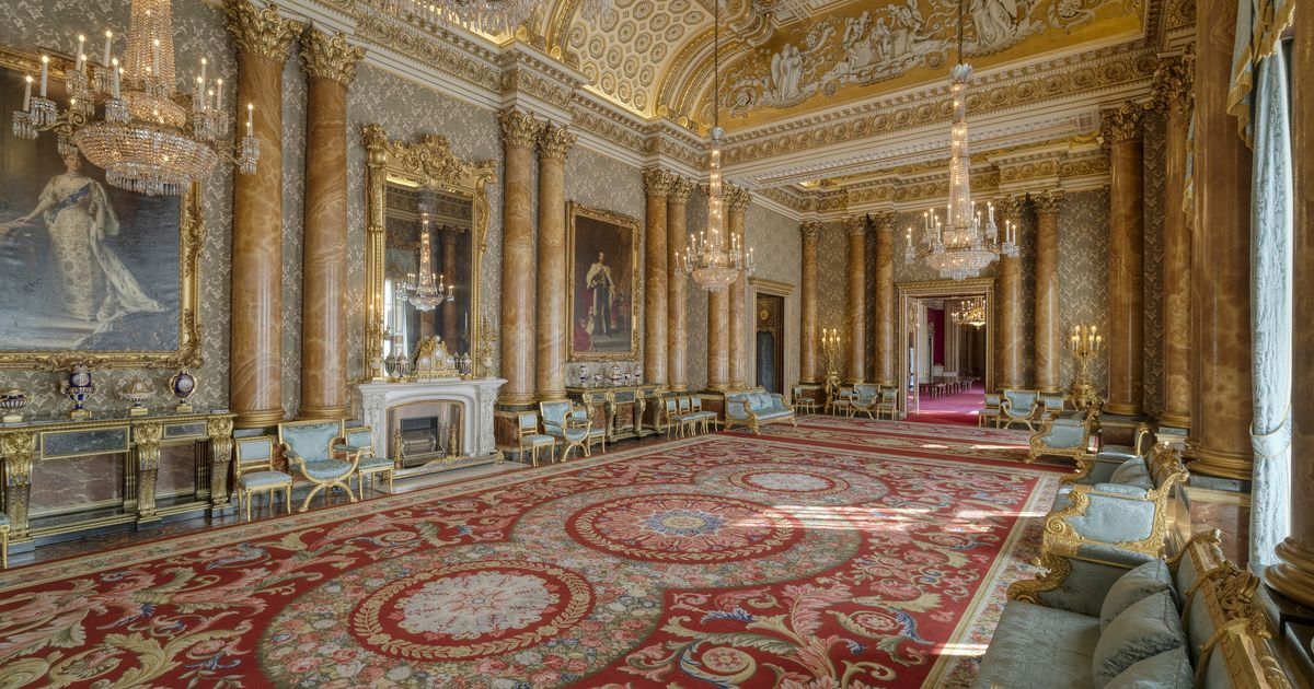 Cung điện Buckingham ở London được xây dựng bằng đá carrara