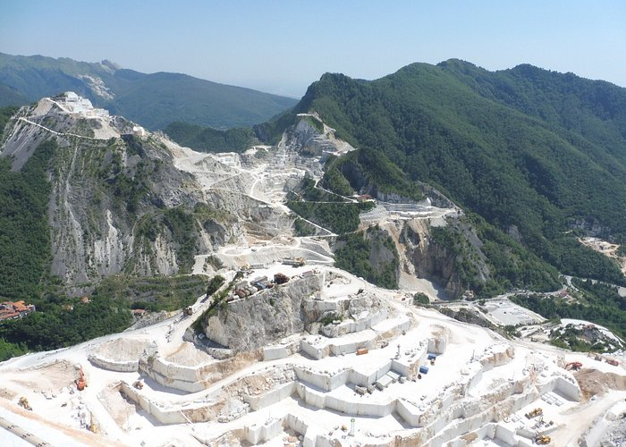 Việc khai thác đá đóng góp không nhỏ vào sự phát triển kinh tế du lịch của Italy