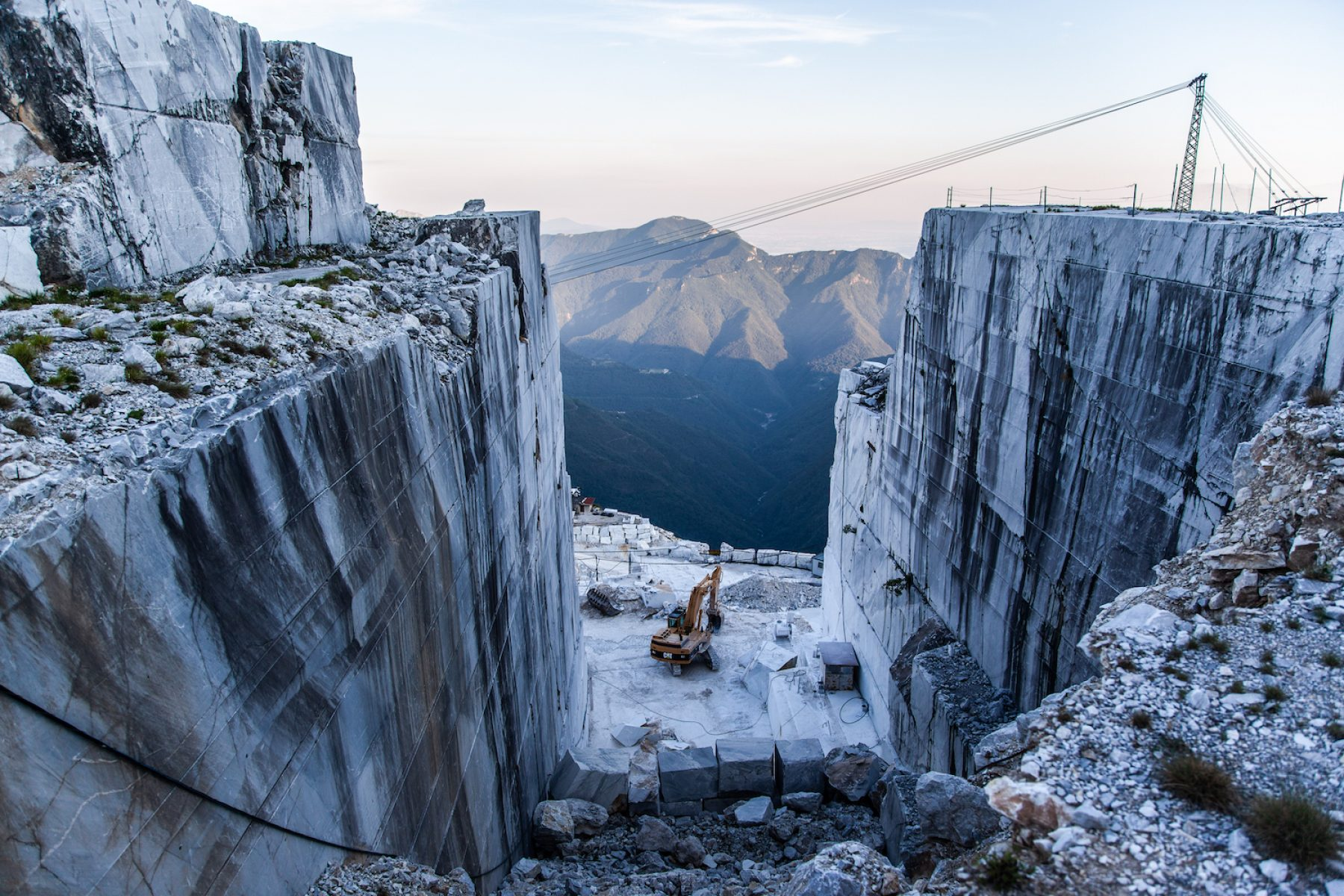 Khai thác đá cẩm thạch trắng từ dãy núi Apuan Alps - Italy
