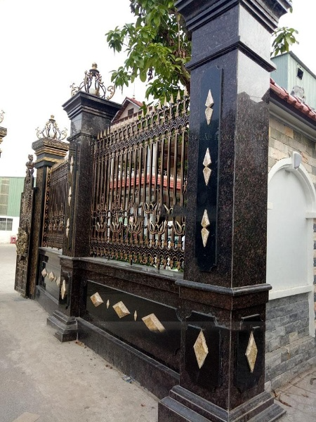 Cột cổng được ốp đá Granite màu đen sang trọng