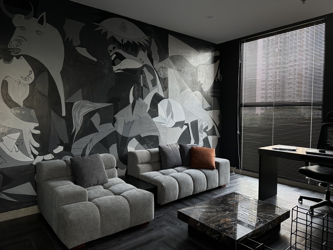 Phòng khách Luxury với điểm nhấn là bàn trà mặt đá thạch anh nhân tạo cao cấp